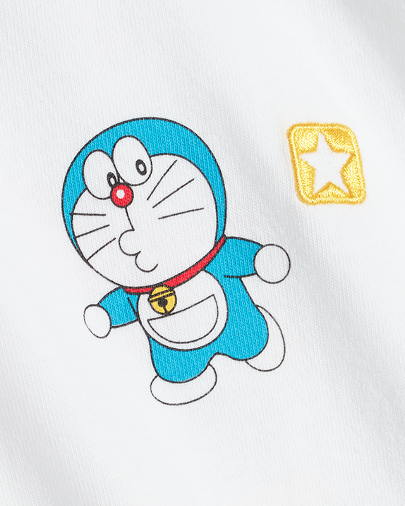 Camiseta gráfica de Doraemon y Converse