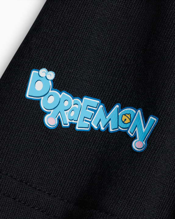 Camiseta gráfica de Doraemon y Converse