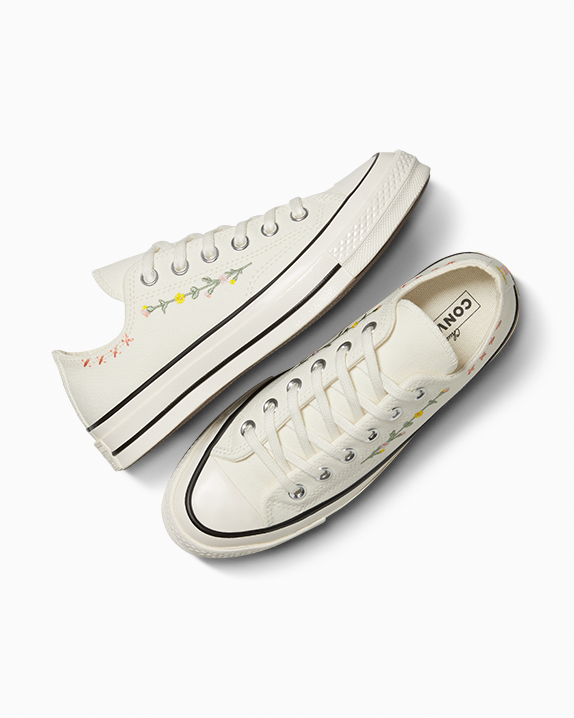 Chuck 70 bordado con flores de caña baja