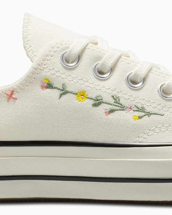 Chuck 70 bordado con flores de caña baja