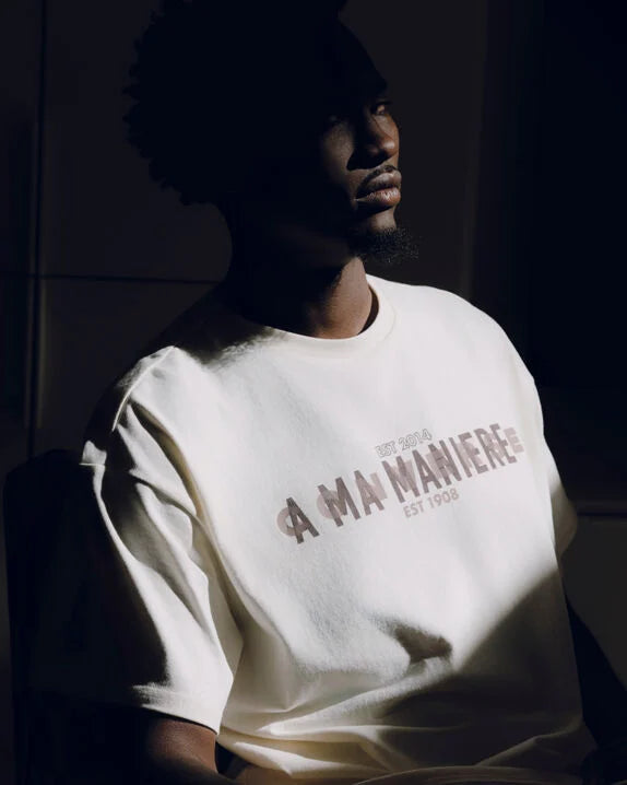 Camiseta estándar dorada de Converse x A Ma Maniére 
