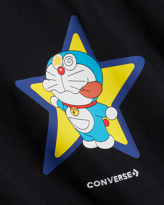 Camiseta gráfica de Doraemon y Converse